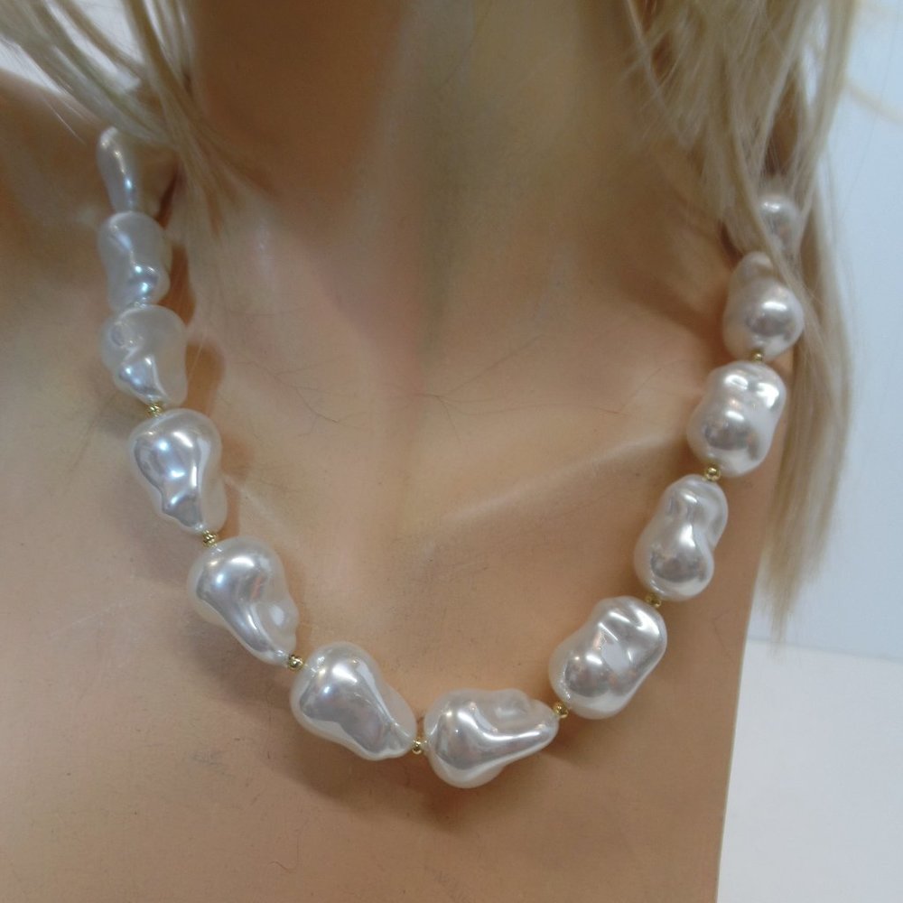 Natasha BNWT Bold Chunky Faux Pearl Necklace W Goldtone Toggle Closure 18" Long